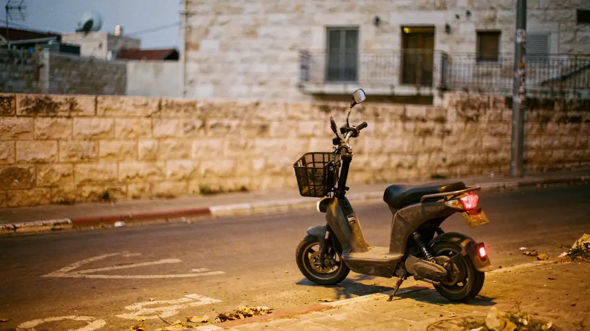 קטנוע חונה ברחוב ישראלי בשעת בין-ערביים